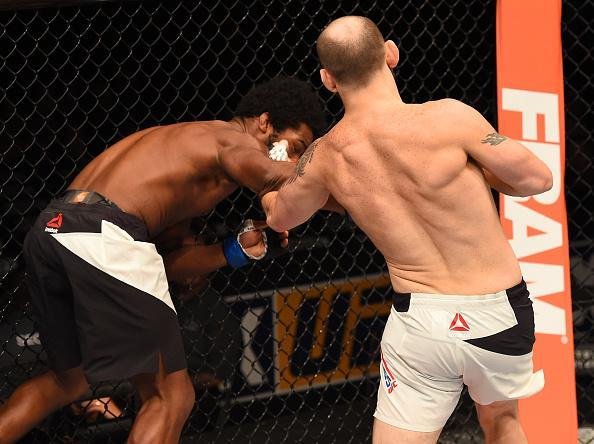 Fotos das lutas e bastidores do UFC em Chicago - Zak Cummings (bermuda branca) derrotou Dominique Steel por nocaute tcnico