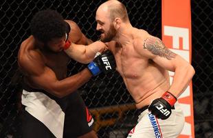 Fotos das lutas e bastidores do UFC em Chicago - Zak Cummings (bermuda branca) derrotou Dominique Steel por nocaute tcnico