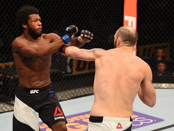 Fotos das lutas e bastidores do UFC em Chicago - Zak Cummings (bermuda branca) derrotou Dominique Steel por nocaute tcnico