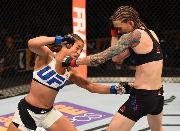 Fotos das lutas e bastidores do UFC em Chicago - Elizabeth Phillips (roupa branca) derrotou Jessamyn Duke por deciso unnime