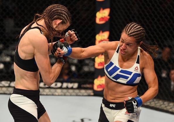 Fotos das lutas e bastidores do UFC em Chicago - Elizabeth Phillips (roupa branca) derrotou Jessamyn Duke por deciso unnime