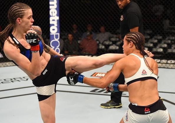 Fotos das lutas e bastidores do UFC em Chicago - Elizabeth Phillips (roupa branca) derrotou Jessamyn Duke por deciso unnime