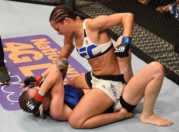 Fotos das lutas e bastidores do UFC em Chicago - Elizabeth Phillips (roupa branca) derrotou Jessamyn Duke por deciso unnime