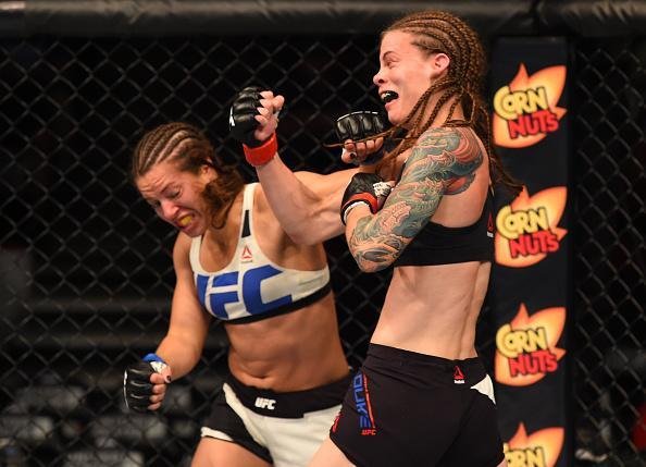 Fotos das lutas e bastidores do UFC em Chicago - Elizabeth Phillips (roupa branca) derrotou Jessamyn Duke por deciso unnime