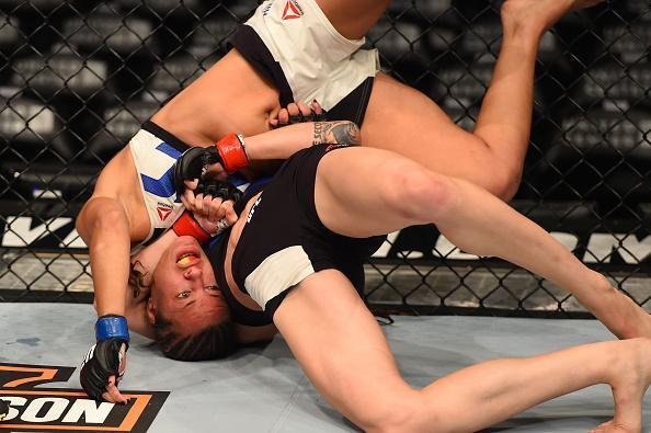 Fotos das lutas e bastidores do UFC em Chicago - Elizabeth Phillips (roupa branca) derrotou Jessamyn Duke por deciso unnime