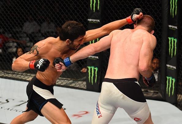 Fotos das lutas e bastidores do UFC em Chicago - Andrew Holbrook (bermuda branca) derrotou Ramsey Nijem por deciso dividida