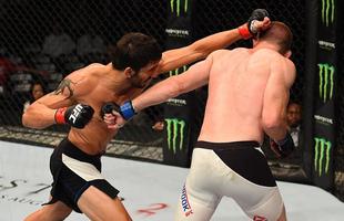 Fotos das lutas e bastidores do UFC em Chicago - Andrew Holbrook (bermuda branca) derrotou Ramsey Nijem por deciso dividida