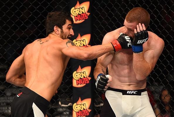 Fotos das lutas e bastidores do UFC em Chicago - Andrew Holbrook (bermuda branca) derrotou Ramsey Nijem por deciso dividida