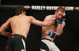 Fotos das lutas e bastidores do UFC em Chicago - Andrew Holbrook (bermuda branca) derrotou Ramsey Nijem por deciso dividida