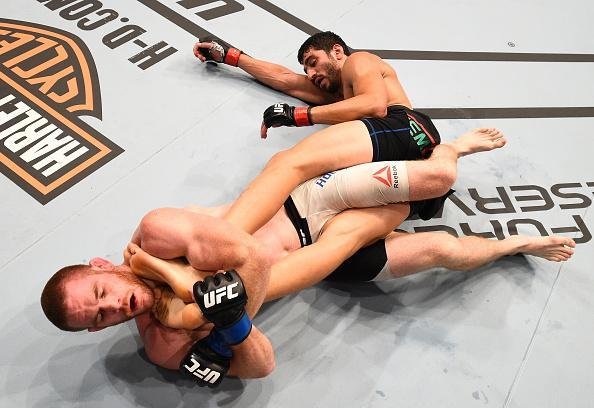 Fotos das lutas e bastidores do UFC em Chicago - Andrew Holbrook (bermuda branca) derrotou Ramsey Nijem por deciso dividida