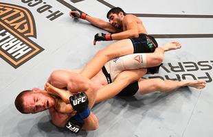 Fotos das lutas e bastidores do UFC em Chicago - Andrew Holbrook (bermuda branca) derrotou Ramsey Nijem por deciso dividida