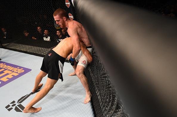 Fotos das lutas e bastidores do UFC em Chicago - Andrew Holbrook (bermuda branca) derrotou Ramsey Nijem por deciso dividida