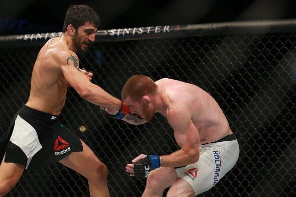 Fotos das lutas e bastidores do UFC em Chicago - Andrew Holbrook (bermuda branca) derrotou Ramsey Nijem por deciso dividida
