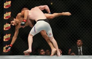 Fotos das lutas e bastidores do UFC em Chicago - Andrew Holbrook (bermuda branca) derrotou Ramsey Nijem por deciso dividida