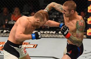 Fotos das lutas e bastidores do UFC em Chicago - Bryan Caraway (bermuda branca) vence Eddie Wineland por deciso unnime 