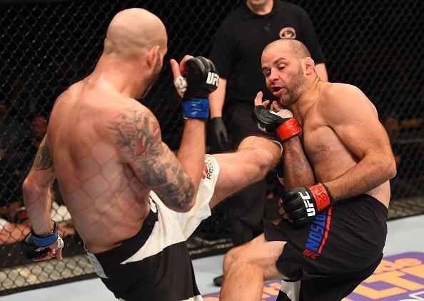 Fotos das lutas e bastidores do UFC em Chicago - Ben Saunders (luvas azuis) derrotou Kenny Robertson por deciso dividida 