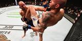 Fotos das lutas e bastidores do UFC em Chicago - Ben Saunders (luvas azuis) derrotou Kenny Robertson por deciso dividida 