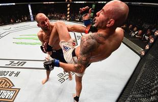Fotos das lutas e bastidores do UFC em Chicago - Ben Saunders (luvas azuis) derrotou Kenny Robertson por deciso dividida 
