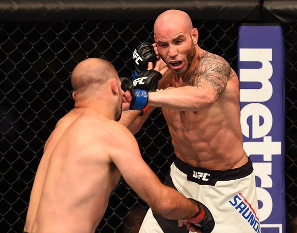 Fotos das lutas e bastidores do UFC em Chicago - Ben Saunders (luvas azuis) derrotou Kenny Robertson por deciso dividida 