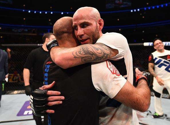 Fotos das lutas e bastidores do UFC em Chicago - Ben Saunders (luvas azuis) derrotou Kenny Robertson por deciso dividida 