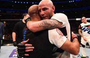 Fotos das lutas e bastidores do UFC em Chicago - Ben Saunders (luvas azuis) derrotou Kenny Robertson por deciso dividida 