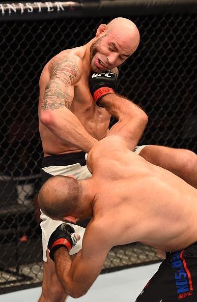 Fotos das lutas e bastidores do UFC em Chicago - Ben Saunders (luvas azuis) derrotou Kenny Robertson por deciso dividida 