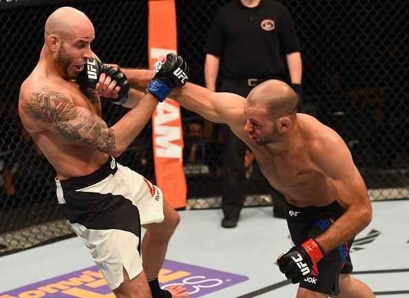 Fotos das lutas e bastidores do UFC em Chicago - Ben Saunders (luvas azuis) derrotou Kenny Robertson por deciso dividida 