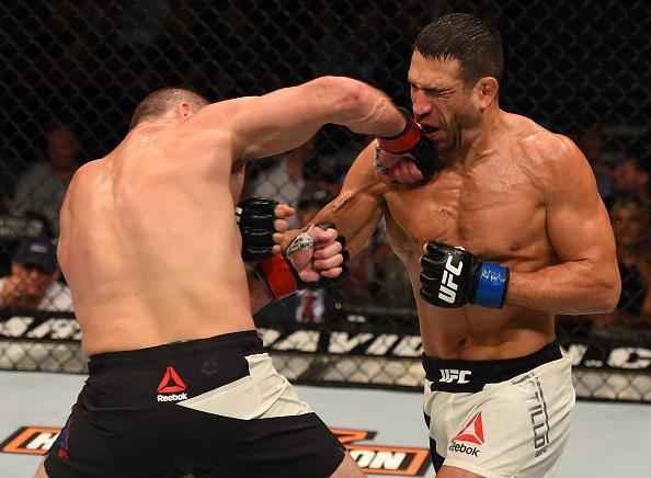 Fotos das lutas e bastidores do UFC em Chicago - Jim Miller (bermuda preta) derrotou Danny Castillo por deciso dividida