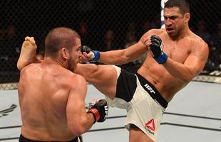 Fotos das lutas e bastidores do UFC em Chicago - Jim Miller (bermuda preta) derrotou Danny Castillo por deciso dividida