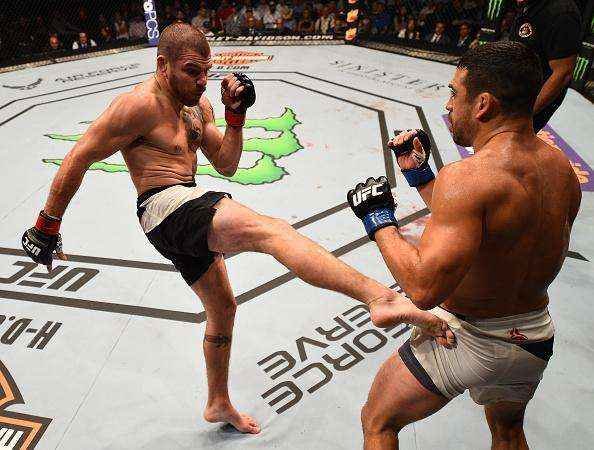 Fotos das lutas e bastidores do UFC em Chicago - Jim Miller (bermuda preta) derrotou Danny Castillo por deciso dividida
