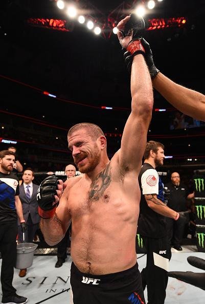Fotos das lutas e bastidores do UFC em Chicago - Jim Miller (bermuda preta) derrotou Danny Castillo por deciso dividida