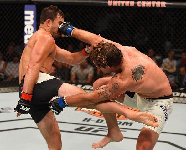 Fotos das lutas e bastidores do UFC em Chicago - Tom Lawlor (bermuda branca) derrotou Gian Villante por nocaute tcnico aos 27s do segundo round