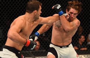 Fotos das lutas e bastidores do UFC em Chicago - Tom Lawlor (bermuda branca) derrotou Gian Villante por nocaute tcnico aos 27s do segundo round