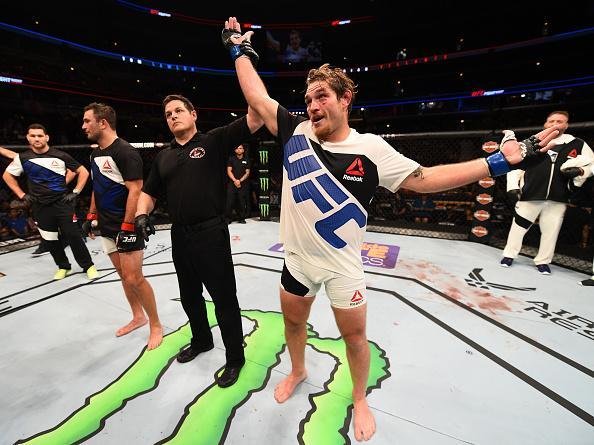 Fotos das lutas e bastidores do UFC em Chicago - Tom Lawlor (bermuda branca) derrotou Gian Villante por nocaute tcnico aos 27s do segundo round