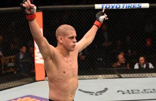 Fotos das lutas e bastidores do UFC em Chicago - Joe Lauzon (bermuda preta) derrotou Takanori Gomi por nocaute tcnico aos 2m37s do primeiro round