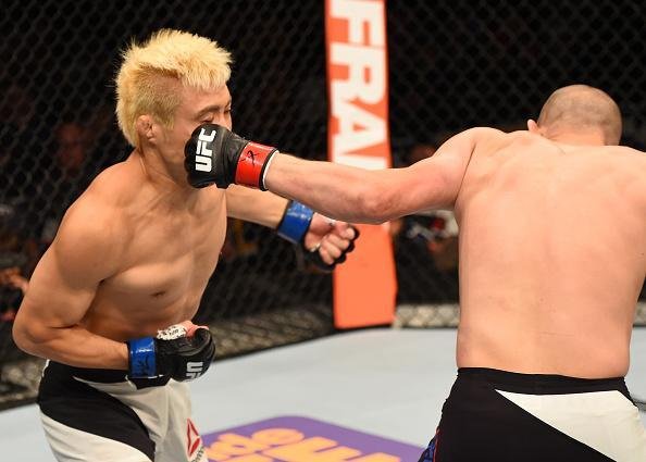 Fotos das lutas e bastidores do UFC em Chicago - Joe Lauzon (bermuda preta) derrotou Takanori Gomi por nocaute tcnico aos 2m37s do primeiro round