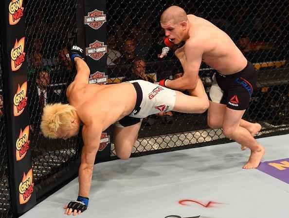 Fotos das lutas e bastidores do UFC em Chicago - Joe Lauzon (bermuda preta) derrotou Takanori Gomi por nocaute tcnico aos 2m37s do primeiro round