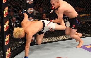 Fotos das lutas e bastidores do UFC em Chicago - Joe Lauzon (bermuda preta) derrotou Takanori Gomi por nocaute tcnico aos 2m37s do primeiro round