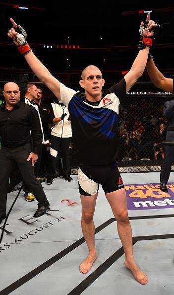 Fotos das lutas e bastidores do UFC em Chicago - Joe Lauzon (bermuda preta) derrotou Takanori Gomi por nocaute tcnico aos 2m37s do primeiro round