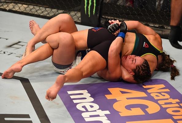 Fotos das lutas e bastidores do UFC em Chicago - Miesha Tate derrotou (roupa preta) Jessica Eye por deciso unnime