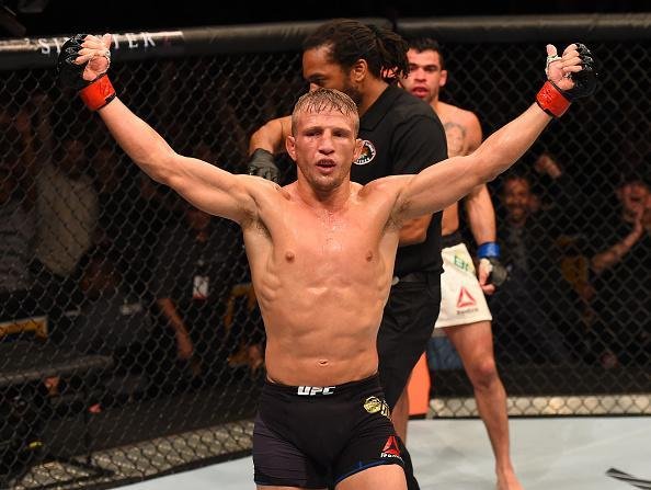 Fotos das lutas e bastidores do UFC em Chicago - TJ Dillashaw (bermuda preta) venceu Renan Baro por nocaute no quarto round e manteve o cinturo dos galos do UFC