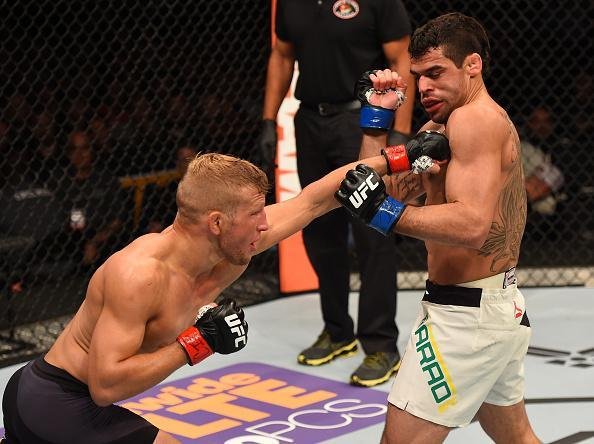 Fotos das lutas e bastidores do UFC em Chicago - TJ Dillashaw (bermuda preta) venceu Renan Baro por nocaute no quarto round e manteve o cinturo dos galos do UFC