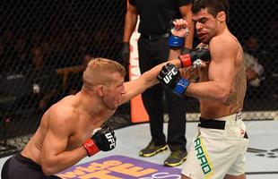 Fotos das lutas e bastidores do UFC em Chicago - TJ Dillashaw (bermuda preta) venceu Renan Baro por nocaute no quarto round e manteve o cinturo dos galos do UFC