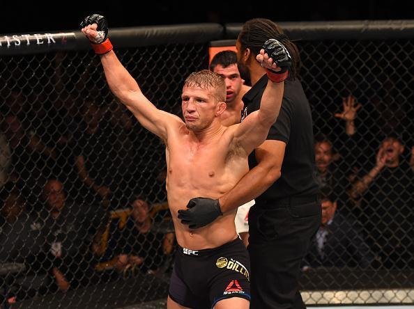 Fotos das lutas e bastidores do UFC em Chicago - TJ Dillashaw (bermuda preta) venceu Renan Baro por nocaute no quarto round e manteve o cinturo dos galos do UFC