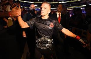 Fotos das lutas e bastidores do UFC em Chicago - TJ Dillashaw (bermuda preta) venceu Renan Baro por nocaute no quarto round e manteve o cinturo dos galos do UFC