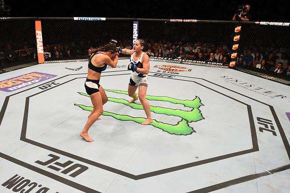 Veja imagens da grande vitria de Miesha Tate (roupa preta) sobre Jessica Eye