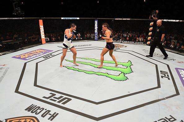 Veja imagens da grande vitria de Miesha Tate (roupa preta) sobre Jessica Eye