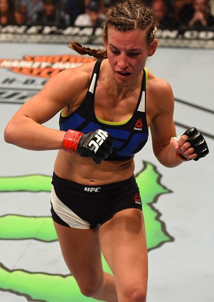 Veja imagens da grande vitria de Miesha Tate (roupa preta) sobre Jessica Eye