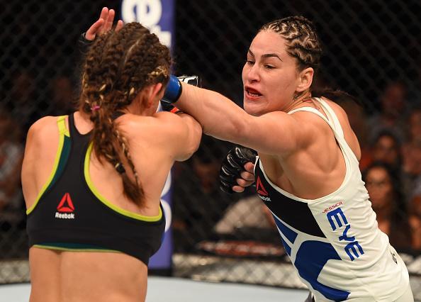 Veja imagens da grande vitria de Miesha Tate (roupa preta) sobre Jessica Eye