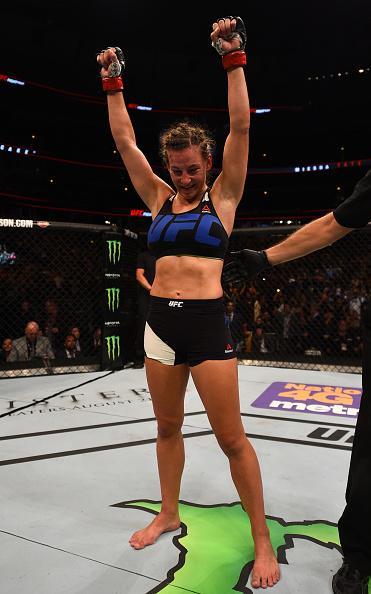 Veja imagens da grande vitria de Miesha Tate (roupa preta) sobre Jessica Eye